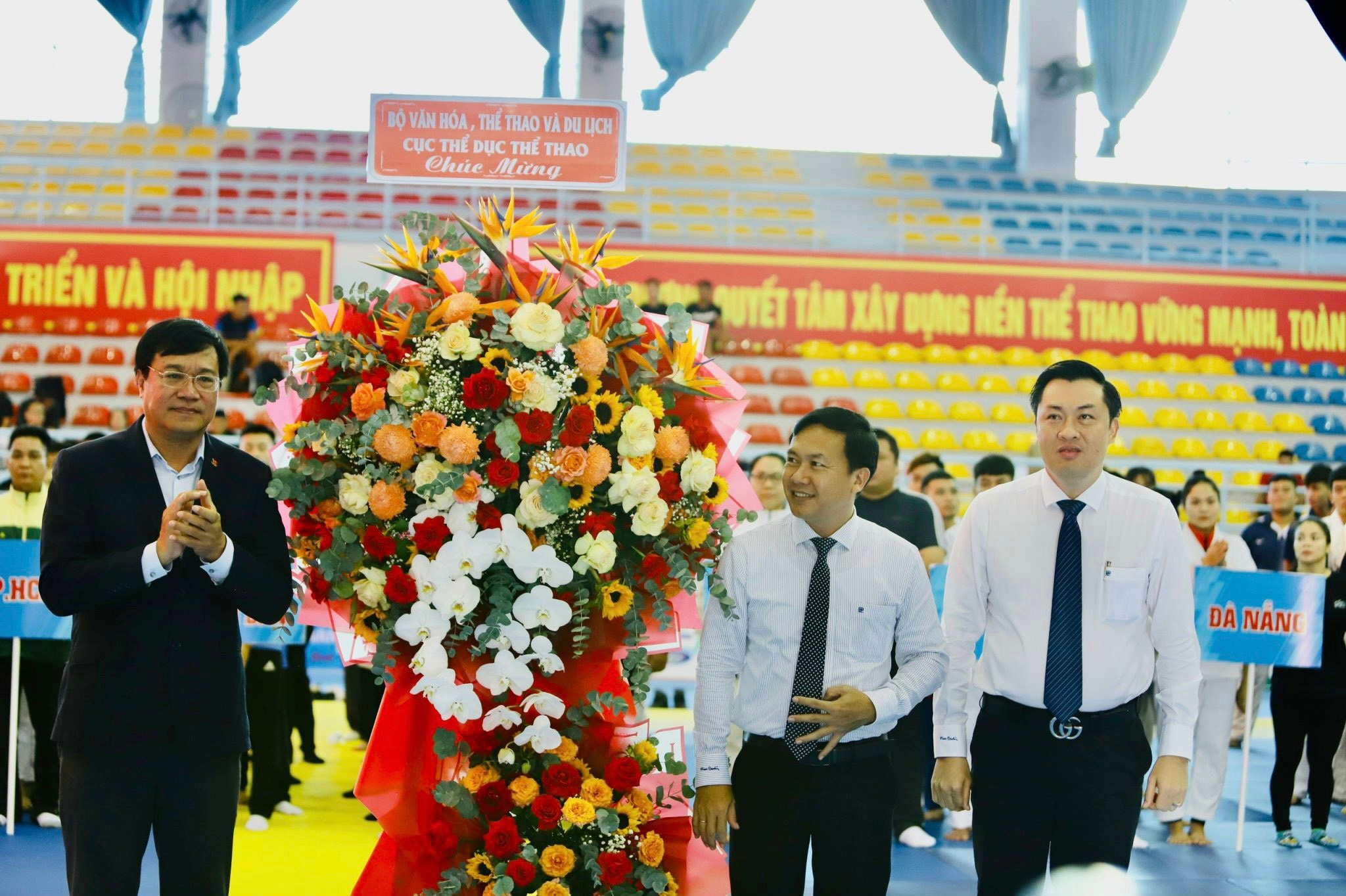 PGS.TS Đặng Hà Việt – Cục trưởng Cục Thể dục Thể thao (bên trái) tặng hoa cho địa phương đăng cai.